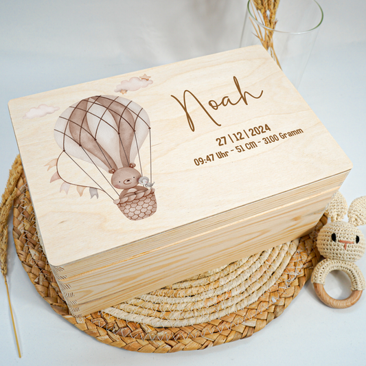 Personalisierte Erinnerungskiste - Boho Bär im Heißluftballon