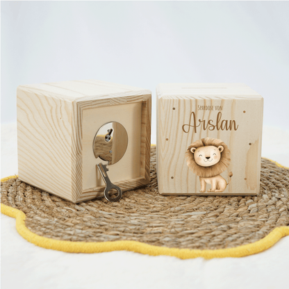 Personalisierte Spardose aus Holz - Löwe