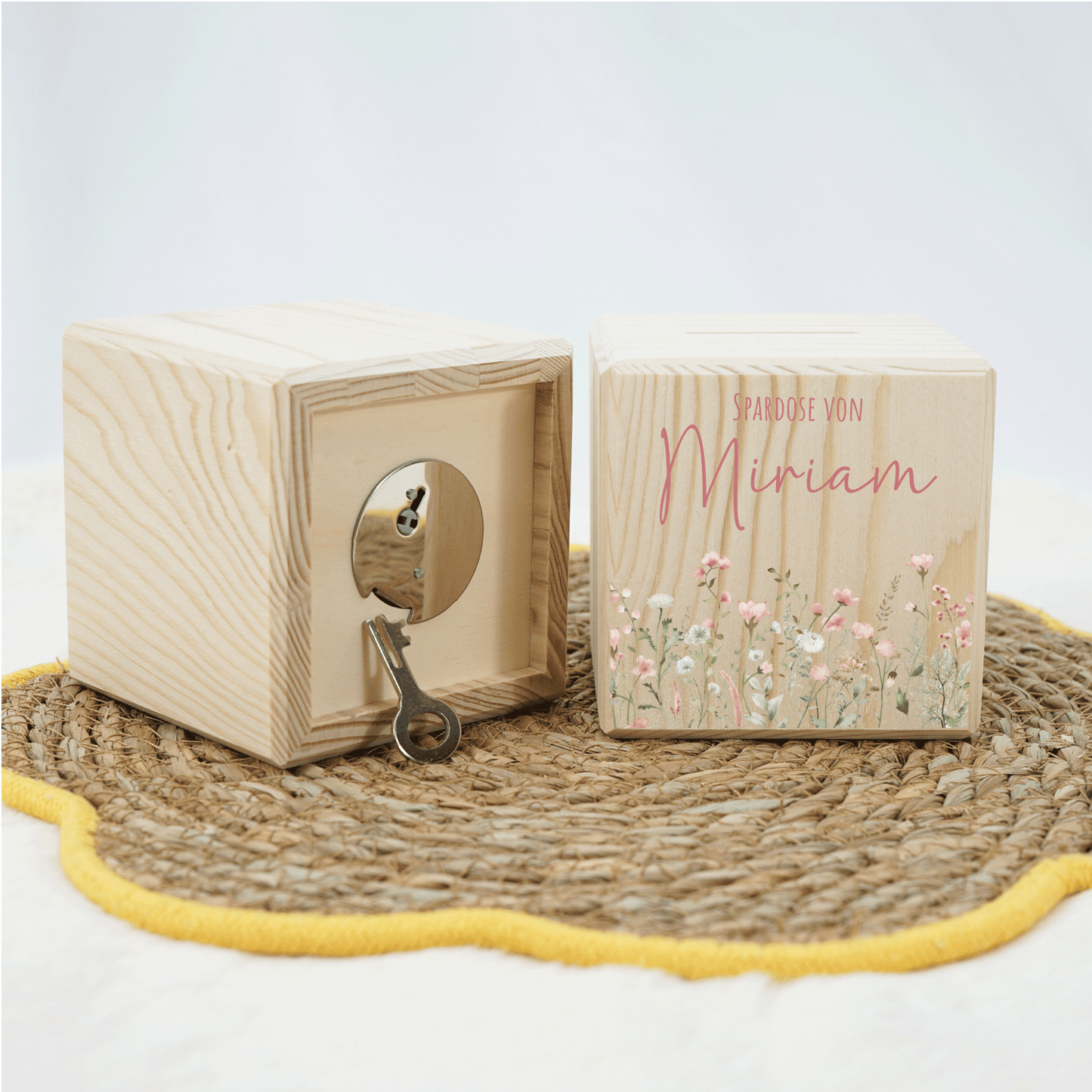 Personalisierte Spardose aus Holz - Blumenmotiv Rosa